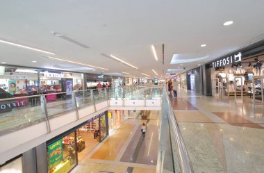 Madrid İspanya - 27 Mayıs 2019: Kimliği belirsiz kişiler Centro Comercial Principe Pio Alışveriş Merkezi Madrid İspanya'yı ziyaret etti.