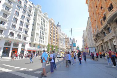 Madrid İspanya - 27 Mayıs 2019: Kimliği belirsiz kişiler Gran Via alışveriş caddesi Madrid Spain'yi ziyaret etti