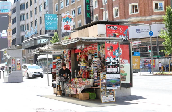 马德里 西班牙 2019年5月27日 身份不明的人在Kiosk烟草店Gran Via购物街西班牙工作 — 图库照片
