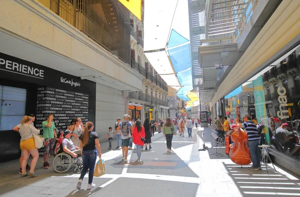 Madrid Spanje Mei 2019 Ongeïdentificeerde Mensen Bezoek Calle Preciados Winkelstraat — Stockfoto