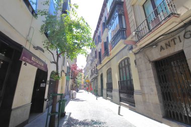 Madrid İspanya - 27 Mayıs 2019: Madrid dar sokak cityscape şehir madrid İspanya