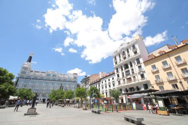 Madrid İspanya - 27 Mayıs 2019: Kimliği belirsiz kişiler Plaza de Santa Ana meydanı Madrid İspanya'yı ziyaret etti