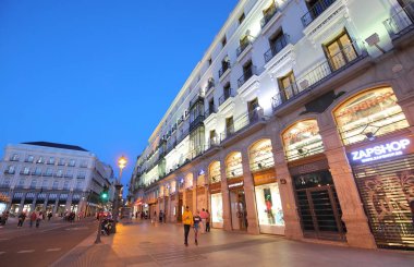 Madrid İspanya - 28 Mayıs 2019: Kimliği belirsiz kişiler Plaza del Sol square Madrid Spain'yi ziyaret etti