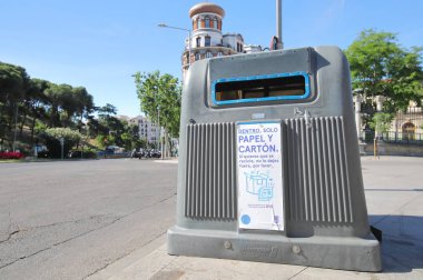 Madrid İspanya - 28 Mayıs 2019: Kağıt karton geri dönüşüm bin Madrid İspanya