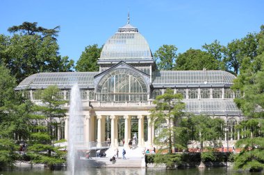 Madrid İspanya - 28 Mayıs 2019: Kimliği belirsiz kişiler Crystal Palace El Retiro park Madrid Spain'yi ziyaret etti