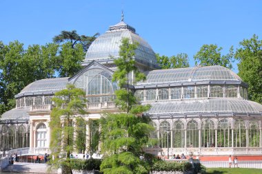Madrid İspanya - 28 Mayıs 2019: Kimliği belirsiz kişiler Crystal Palace El Retiro park Madrid Spain'yi ziyaret etti