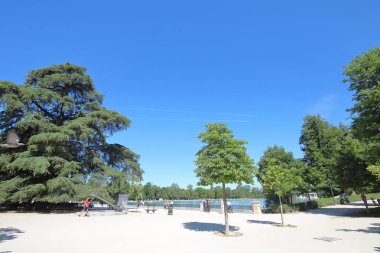 Madrid İspanya - 28 Mayıs 2019: Kimliği belirsiz kişiler El Retiro park bahçesi Madrid İspanya'yı ziyaret etti