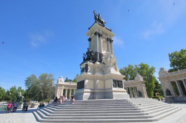 Madrid İspanya - 28 Mayıs 2019: Kimliği belirsiz kişiler Alfonso Xii heykeli El Retiro park bahçesi Madrid İspanya'yı ziyaret etti