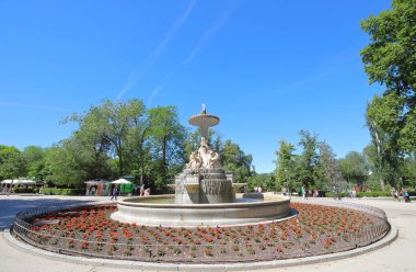 Madrid İspanya - 28 Mayıs 2019: Kimliği belirsiz kişiler El Retiro park bahçesi Madrid İspanya'yı ziyaret etti