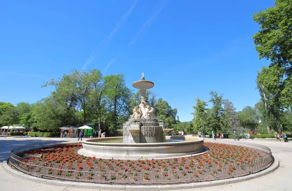 Madrid Espanha Maio 2019 Pessoas Não Identificadas Visitam Jardim Parque — Fotografia de Stock