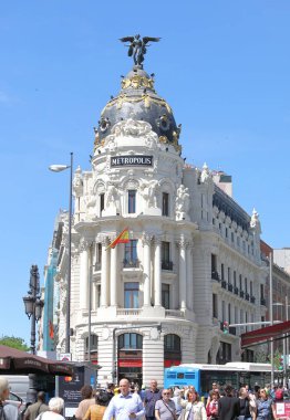 Madrid İspanya - 28 Mayıs 2019: Kimliği belirsiz kişiler Gran Via alışveriş caddesi Madrid Spain'yi ziyaret etti