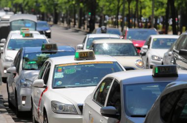 Madrid İspanya - 28 Mayıs 2019: Madrid şehir merkezi yoğun trafik cityscape İspanya