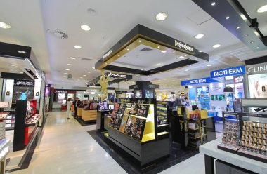Madrid İspanya - 28 Mayıs 2019: Kimliği belirsiz kişiler El Corte Ingles alışveriş merkezini ziyaret etti Serrano Madrid İspanya