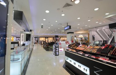 Madrid İspanya - 28 Mayıs 2019: Kimliği belirsiz kişiler El Corte Ingles alışveriş merkezini ziyaret etti Serrano Madrid İspanya