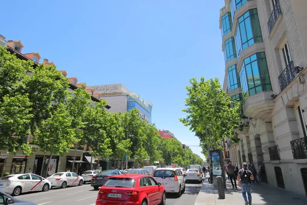 Madrid Spanya Mayıs 2019 Kimliği Belirsiz Kişiler Serrano Alışveriş Caddesi — Stok fotoğraf