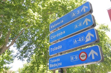 Sokak yön işareti Madrid İspanya