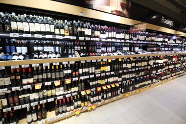 Madrid İspanya - 29 Mayıs 2019: Süpermarket Madrid İspanya şarap ekran