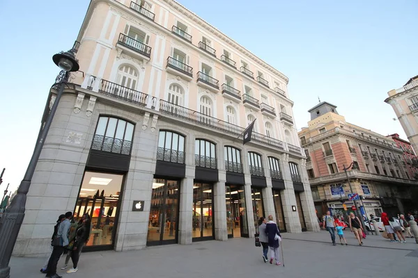 Madrid İspanya - 29 Mayıs 2019: Kimliği belirsiz kişiler Apple store Madrid Spain'yi ziyaret etti