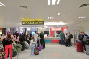Londra İngiltere - 31 Mayıs 2019: Gatwick havaalanı Londra İngiltere'de otobüs ve tren için bilet ile kimliği belirsiz insanlar kuyruk.