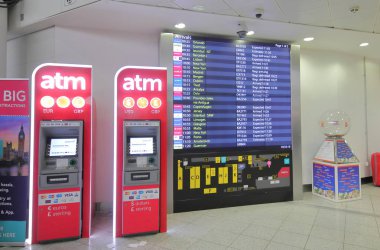 Londra İngiltere - 31 Mayıs 2019: Gatwick havaalanı Londra İngiltere'de Atm nakit dağıtıcı