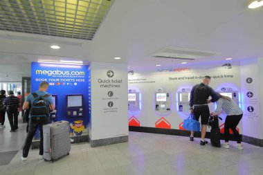 Londra İngiltere - 31 Mayıs 2019: Kimliği belirsiz kişiler Victoria otobüs terminali Londra İngiltere'den bilet satın alıyor