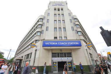 Londra İngiltere - 31 Mayıs 2019: Kimliği belirsiz kişiler Victoria otobüs terminali Londra İngiltere'de seyahat