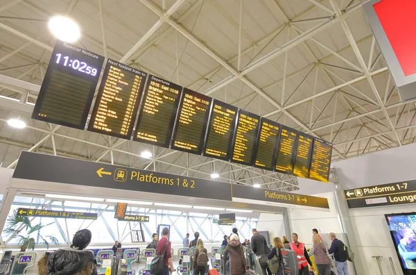 Лондон Англанд Мая 2019 Года Неизвестные Путешествуют Вокзале Аэропорта Гатвик — стоковое фото