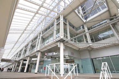 Londra İngiltere - 31 Mayıs 2019: Kimliği belirsiz kişiler Colonnade walk alışveriş merkezi Londra İngiltere'yi ziyaret ediyor