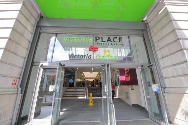 Londra İngiltere - 31 Mayıs 2019: Kimliği belirsiz kişiler Victoria Place alışveriş merkezini ziyaret etti Londra İngiltere