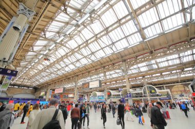Londra İngiltere - 31 Mayıs 2019: Kimliği belirsiz kişiler Victoria tren istasyonunda seyahat Londra İngiltere