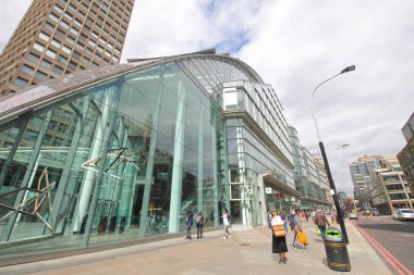 Londra İngiltere - 31 Mayıs 2019: Kimliği belirsiz kişiler Londra İngiltere şehir merkezindeki Cardinal Place'i ziyaret etti