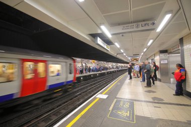 Londra İngiltere - 31 Mayıs 2019: Kimliği belirsiz insanlar Londra İngiltere metrosunda seyahat ediyor