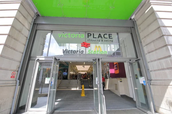 Londra İngiltere - 31 Mayıs 2019: Kimliği belirsiz kişiler Victoria Place alışveriş merkezini ziyaret etti Londra İngiltere