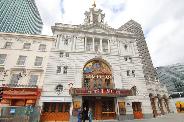 London Anglia Május 2019 Ismeretlen Emberek Látogatása Victoria Palace Theatre — Stock Fotó