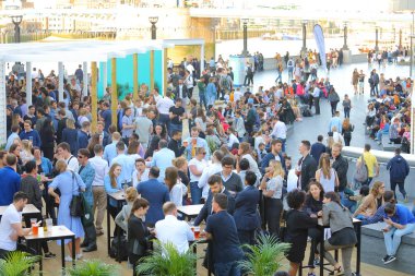 Londra İngiltere - 1 Haziran 2019: Londra İngiltere'de Scoop at More açık hava pub içki kimliği belirsiz insanlar