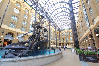 Londra İngiltere - 1 Haziran 2019: Kimliği belirsiz kişiler Hays Galleria alışveriş çarşısı Londra İngiltere'yi ziyaret etti