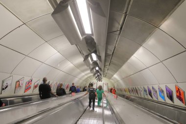 Londra İngiltere - 31 Mayıs 2019: Kimliği belirsiz insanlar Londra İngiltere metrosunda seyahat ediyor