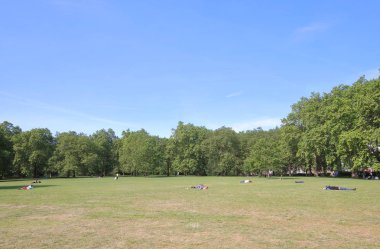Londra İngiltere - 1 Haziran 2019: Kimliği belirsiz kişiler Green Park London Uk'i ziyaret etti.