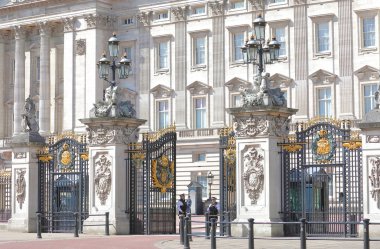 Londra İngiltere - 1 Haziran 2019: Polis memurları Buckingham sarayı Londra İngiltere'de duruyor