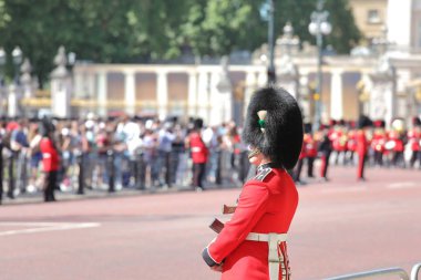 Londra İngiltere - 1 Haziran 2019: Güvenlik görevlileri Buckingham sarayı Londra İngiltere'de geçit töreni için bekleyin