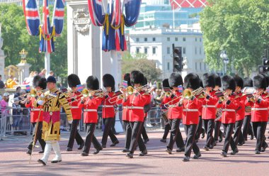 Londra İngiltere - 1 Haziran 2019: Buckingham sarayı kraliyet geçit töreni Londra İngiltere