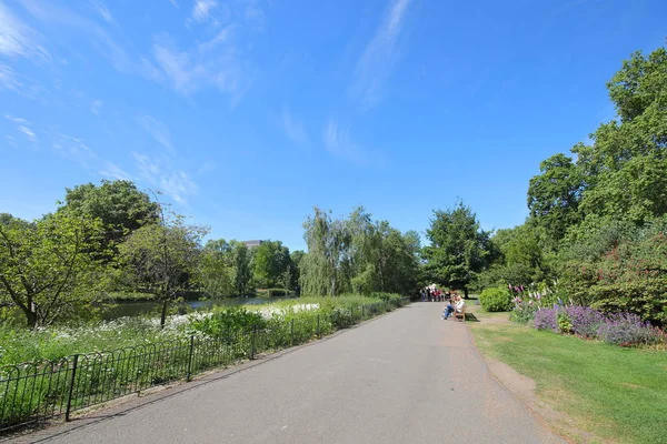 Londýn Anglie Června 2019 Neidentifikovaný Lid Navštíví James Park Londýn — Stock fotografie