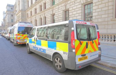 Londra İngiltere - 1 Haziran 2019: Londra İngiltere şehir merkezinde park edilmiş polis arabası
