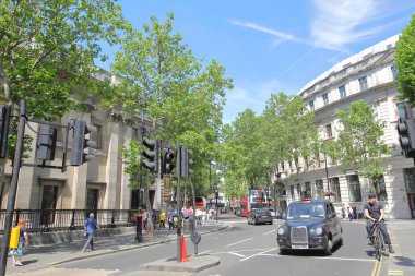 Londra İngiltere - 1 Haziran 2019: Londra İngiltere Charing Cross Road Downtown cityscape