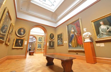 Londra İngiltere - 1 Haziran 2019: Kimliği belirsiz kişiler National Portrait Gallery London Uk'i ziyaret etti
