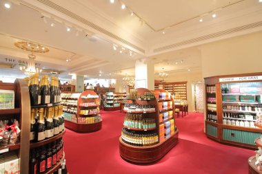 Londra İngiltere - 1 Haziran 2019: Kimliği belirsiz kişiler Fortnum ve Mason mağazası London Uk'i ziyaret ediyor