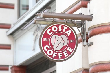 Londra İngiltere - 1 Haziran 2019: Costa kahve kafe dükkanı işareti İngiltere