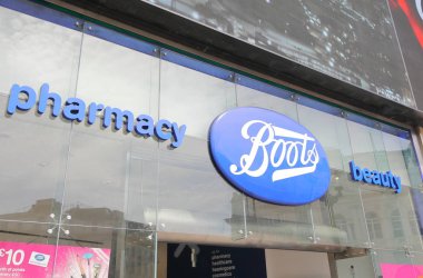 Londra İngiltere - 1 Haziran 2019: Boots eczane işareti Londra İngiltere