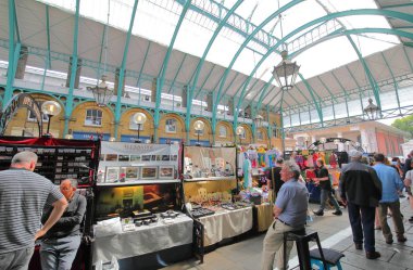 Londra İngiltere - 1 Haziran 2019: Kimliği belirsiz kişiler Covent Garden market London Uk'i ziyaret etti