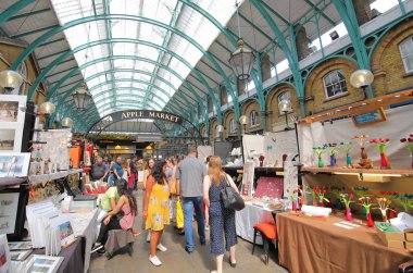 Londra İngiltere - 1 Haziran 2019: Kimliği belirsiz kişiler Covent Garden market London Uk'i ziyaret etti